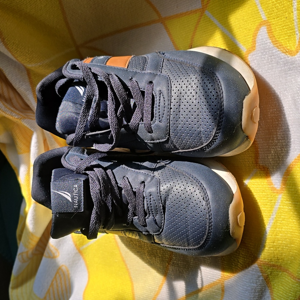 VGUC- Nautica Boys Sneakers in Blue and Brown size 6
